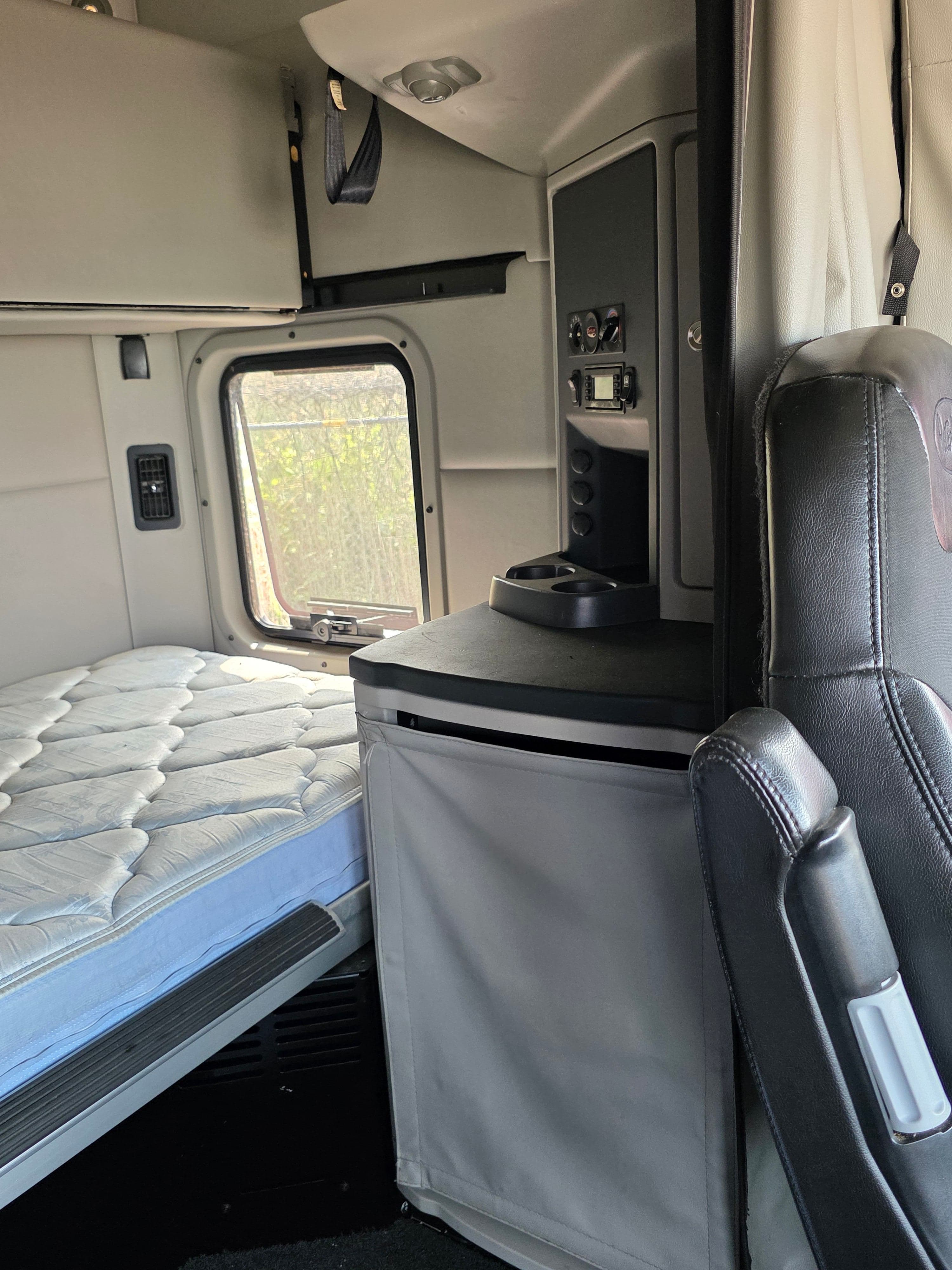 2019 Peterbilt 579 image 16