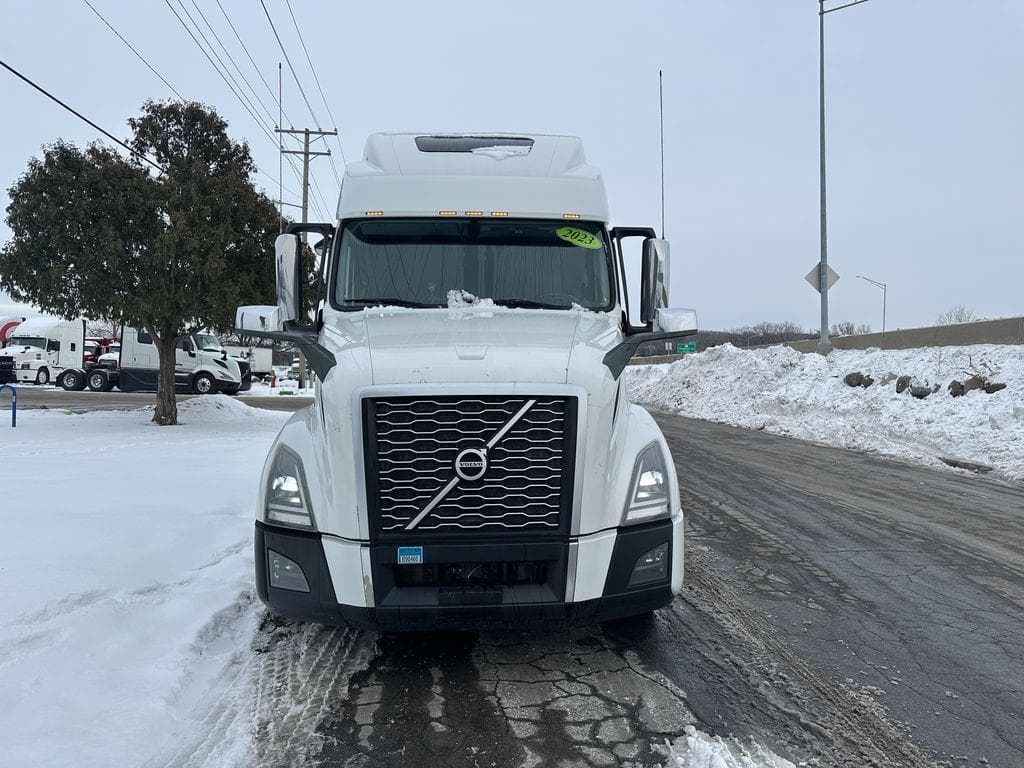 2023 Volvo VNL image 8