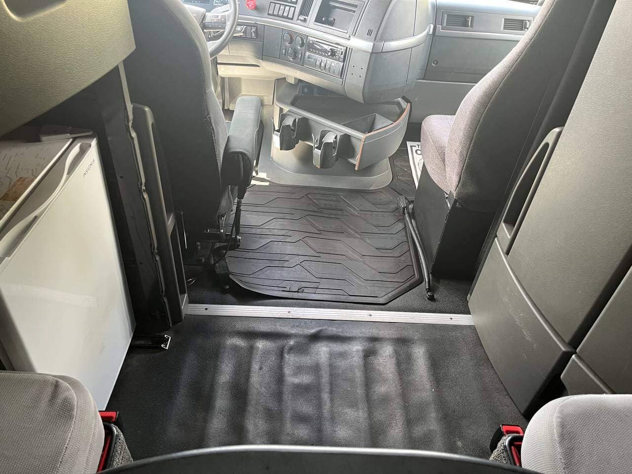 2020 Volvo VNL860 #1173 image 15