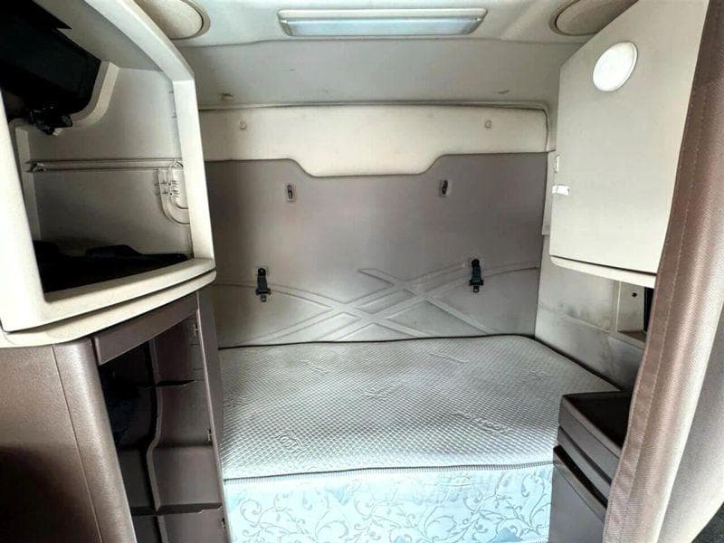 2012 Volvo VNL image 25