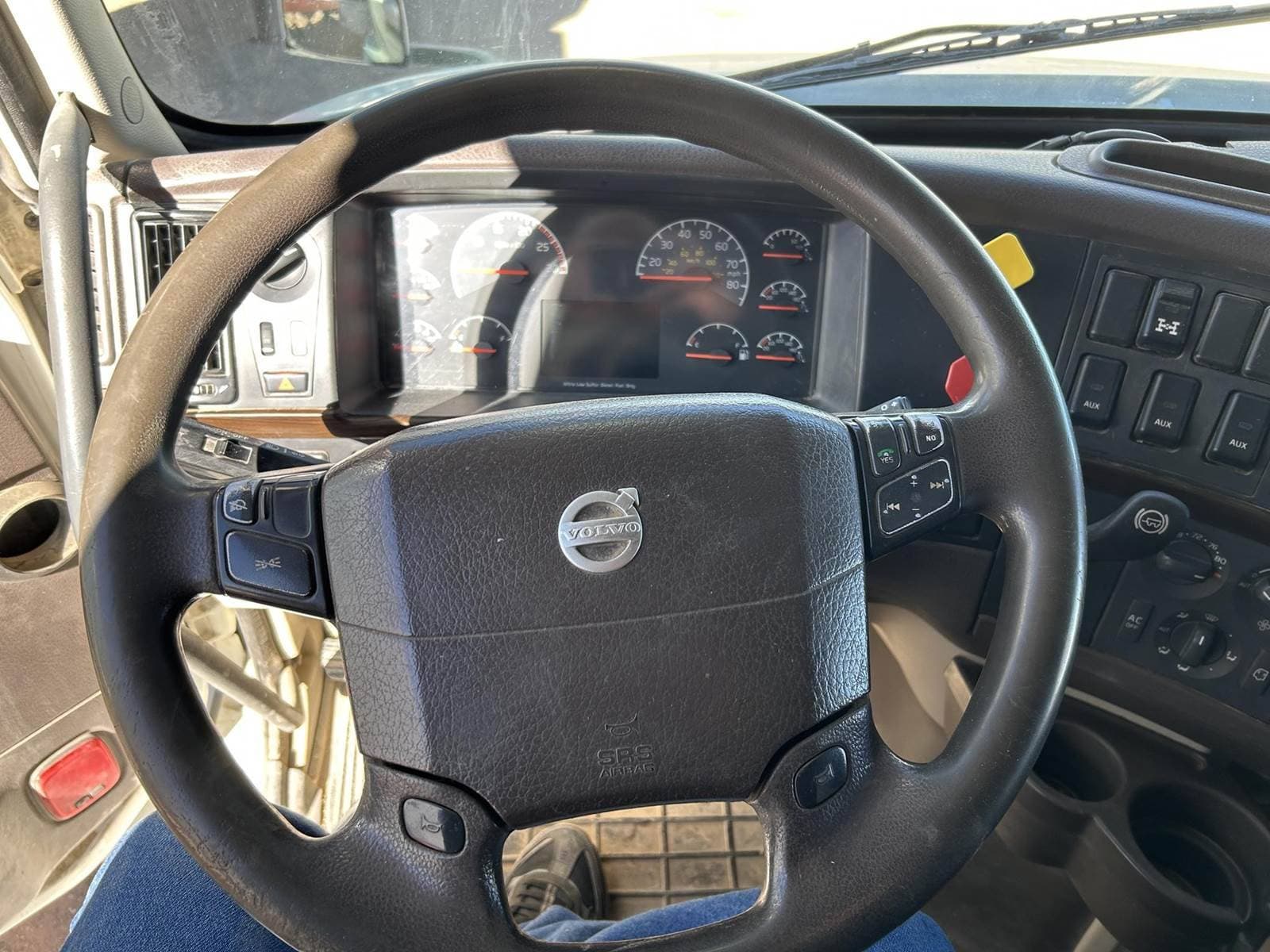 2016 Volvo VNL64T670 image 12
