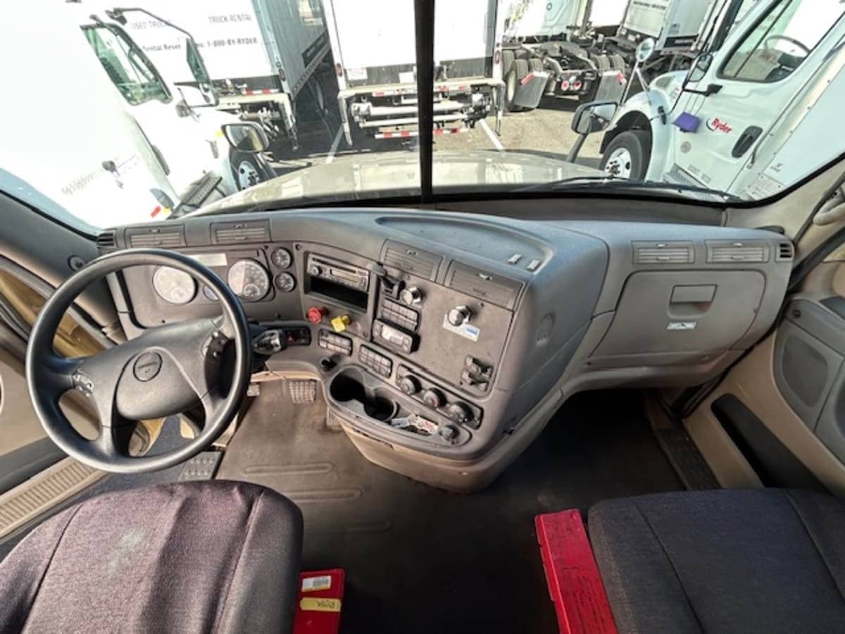 2016 Freightliner Cascadia 125 Day Cab Truck - 475HP, 12 Speed Automatic image 7