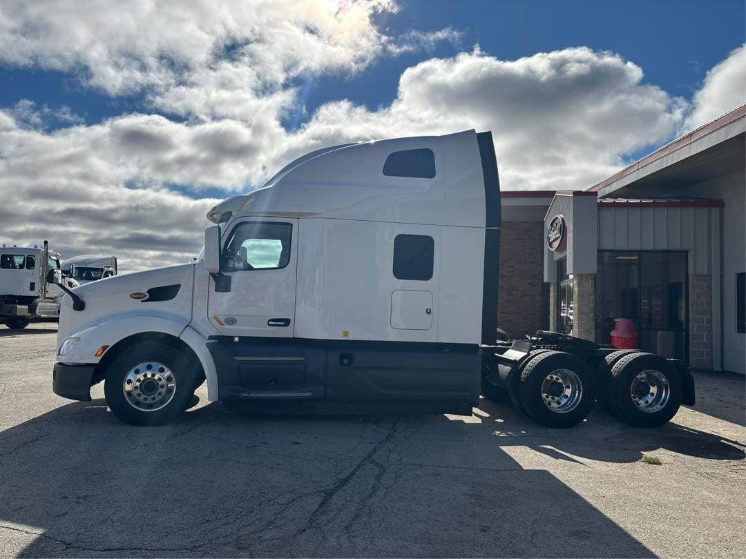 2021 Peterbilt 579 image 3
