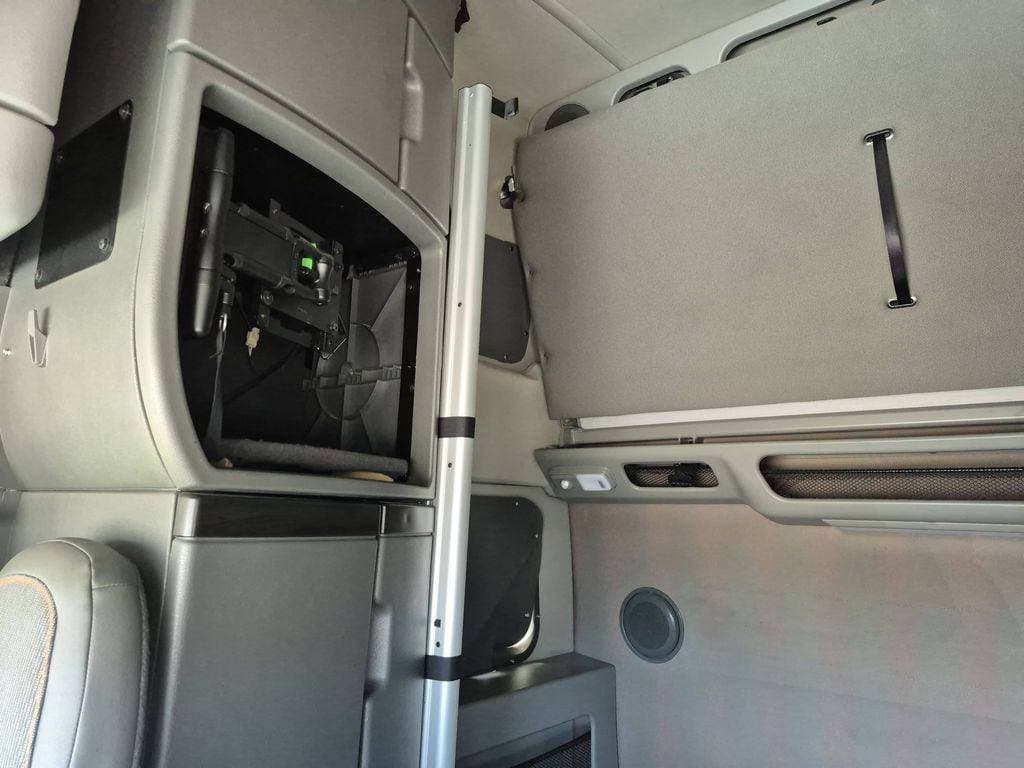 2023 Volvo VNL64T860 image 9
