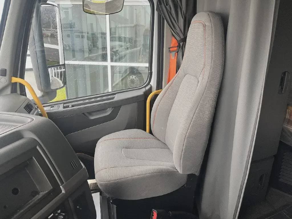 2022 Volvo VNL image 7