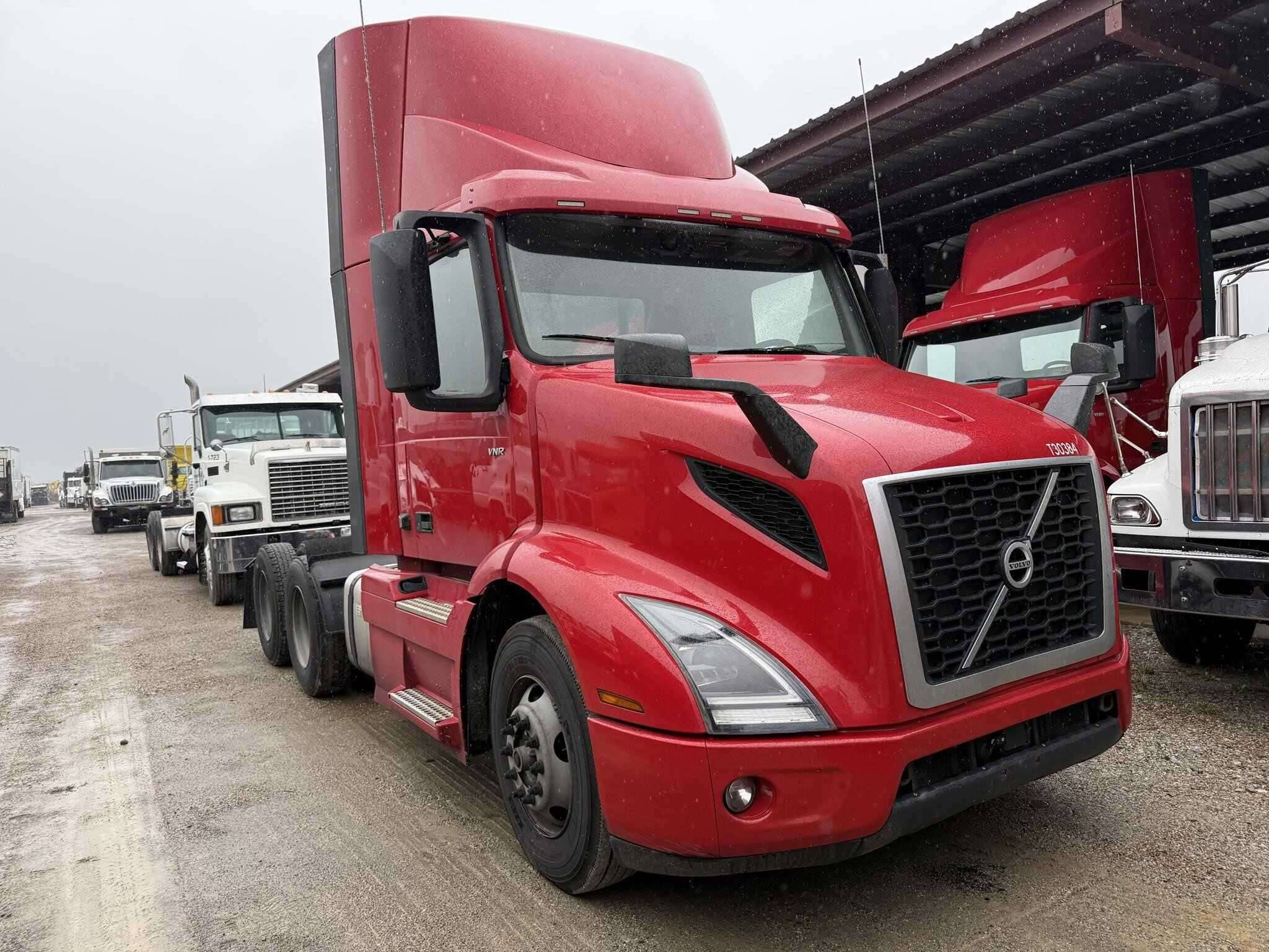 2022 Volvo VNR image 4