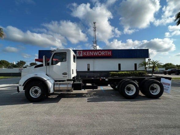 2024 Kenworth T880 image 2