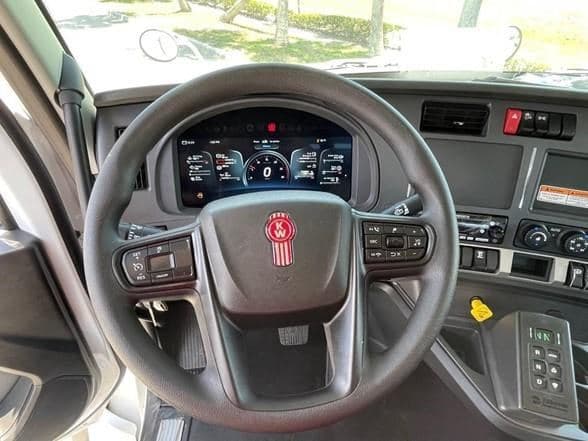 2025 Kenworth T880 image 15