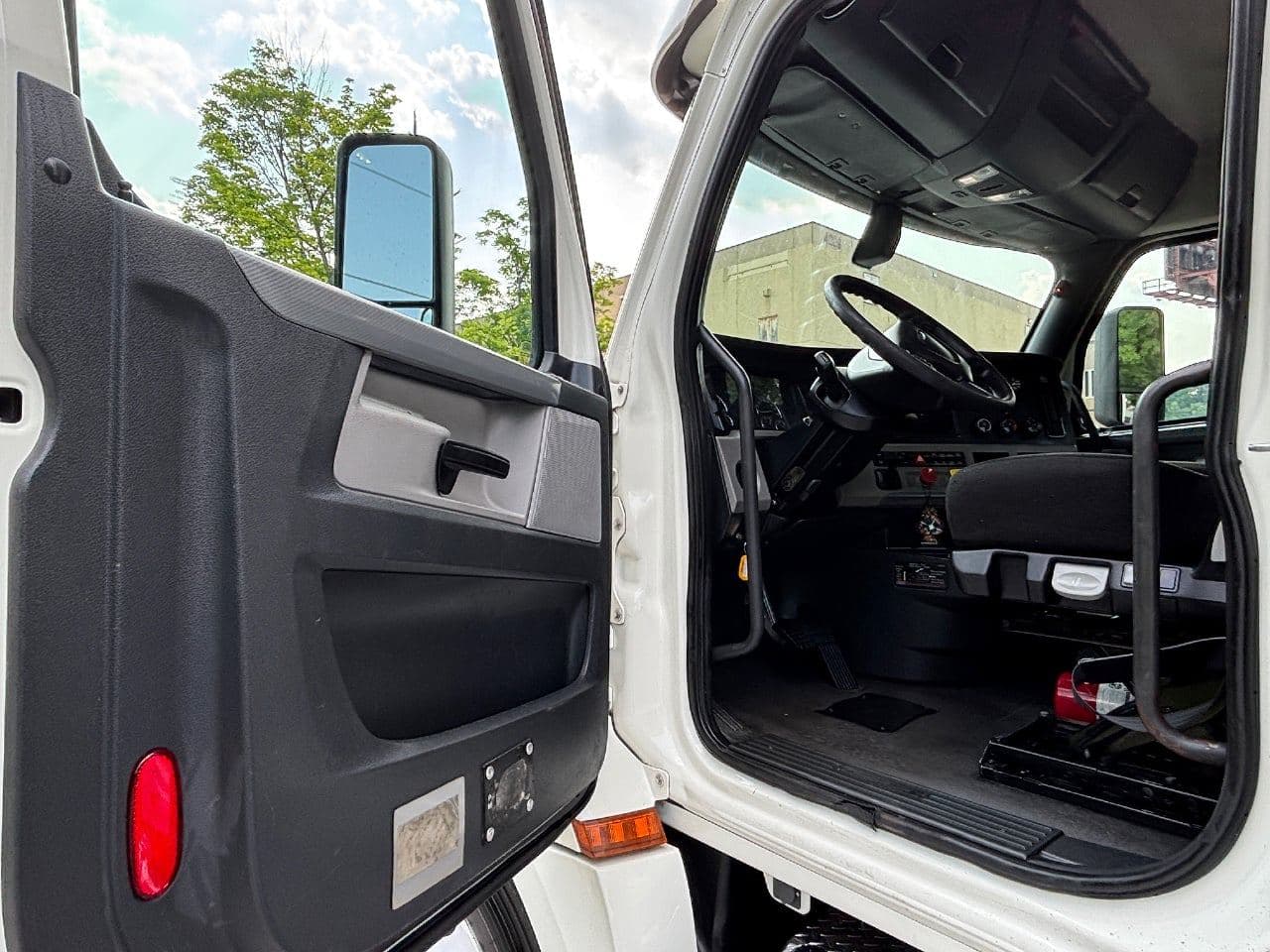 2018 Freightliner Cascadia 126 image 13