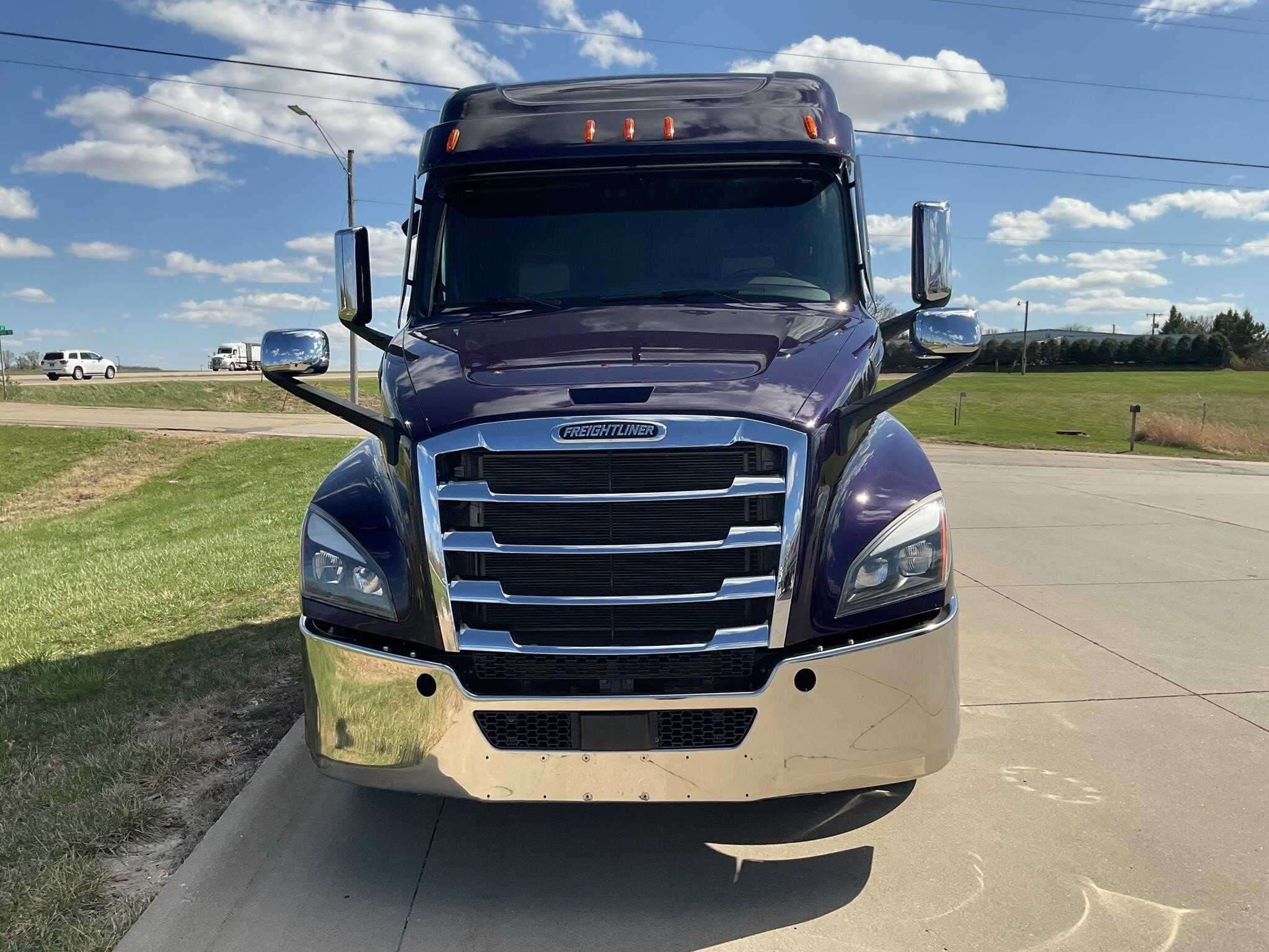 2023 Freightliner Cascadia 126 image 3