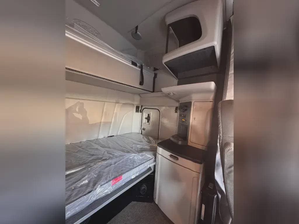 2022 Peterbilt 579 image 7