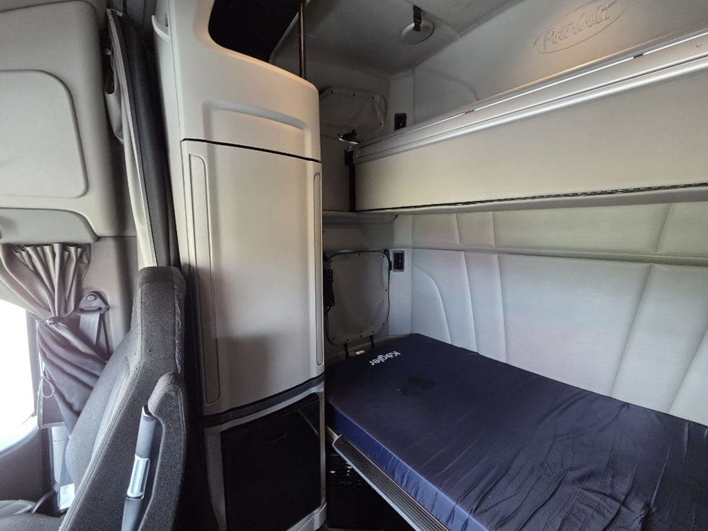 Used 2023 PETERBILT 579 image 20