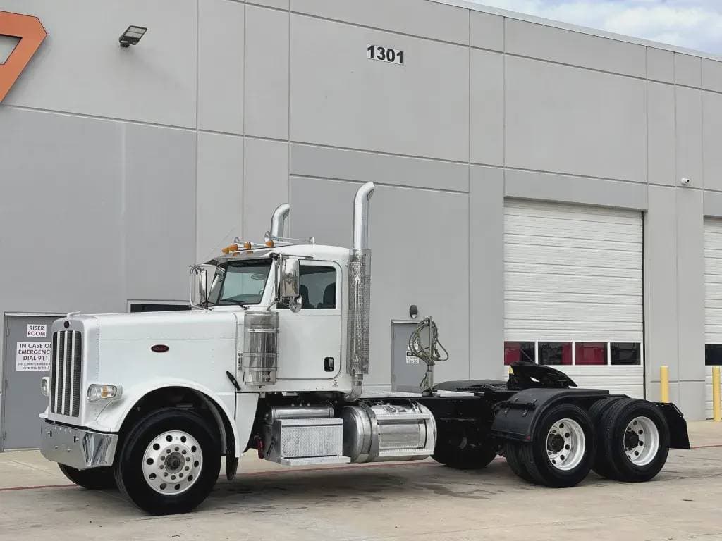 2022 Peterbilt 389 image 2