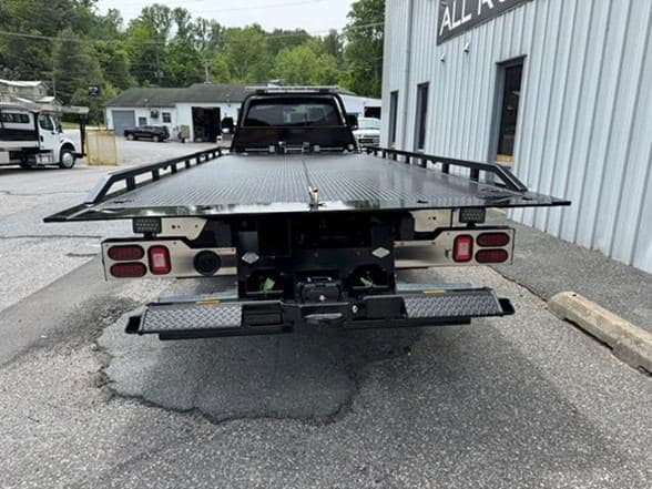 2024 Ford F550 image 3