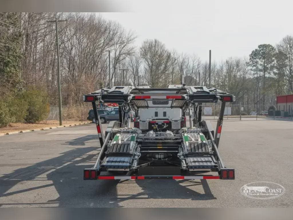 2025 Peterbilt 589 image 3