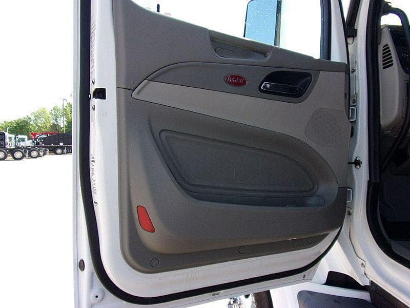 2021 Peterbilt 579 image 8