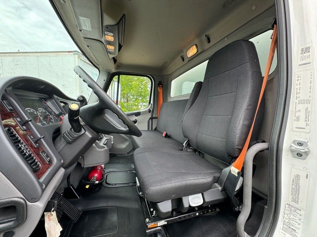 2022 Freightliner M2 image 6