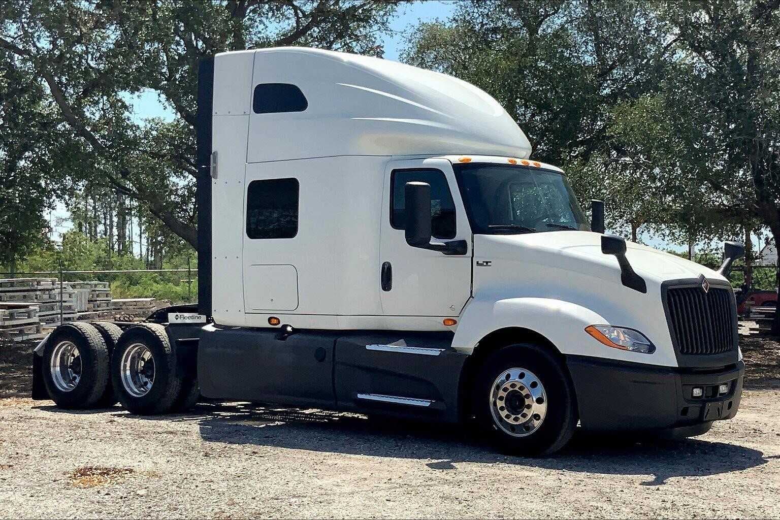 2021 International LT625 image 1