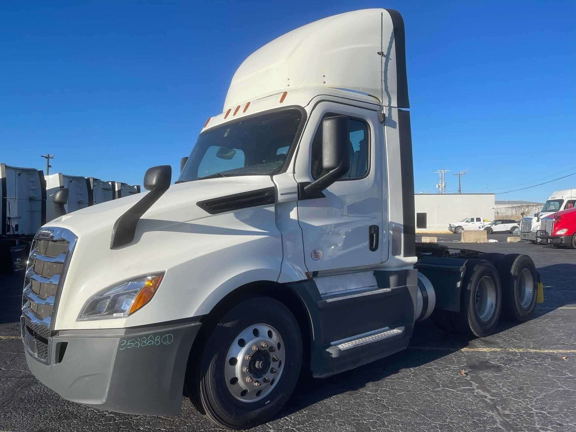 2020 Freightliner Cascadia 126 image 2
