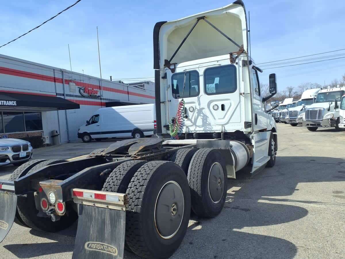 Used 2019 FREIGHTLINER Conventional - Day Cab - CASCADIA 126 image 6