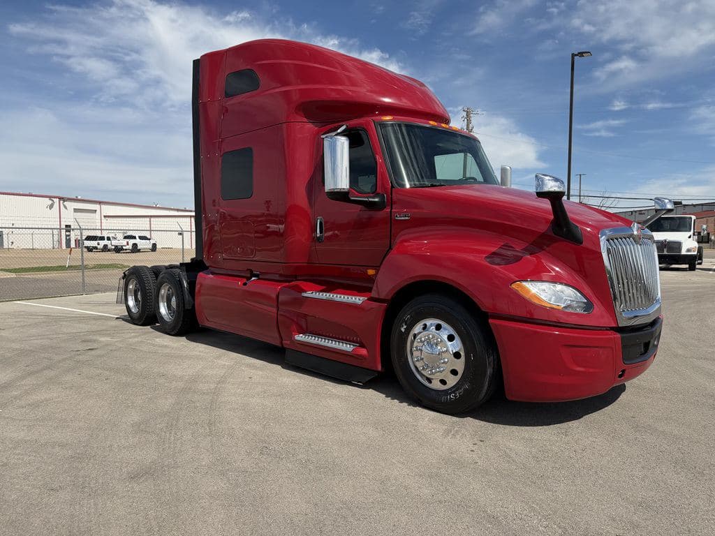 Used 2021 INTERNATIONAL LT625 image 1