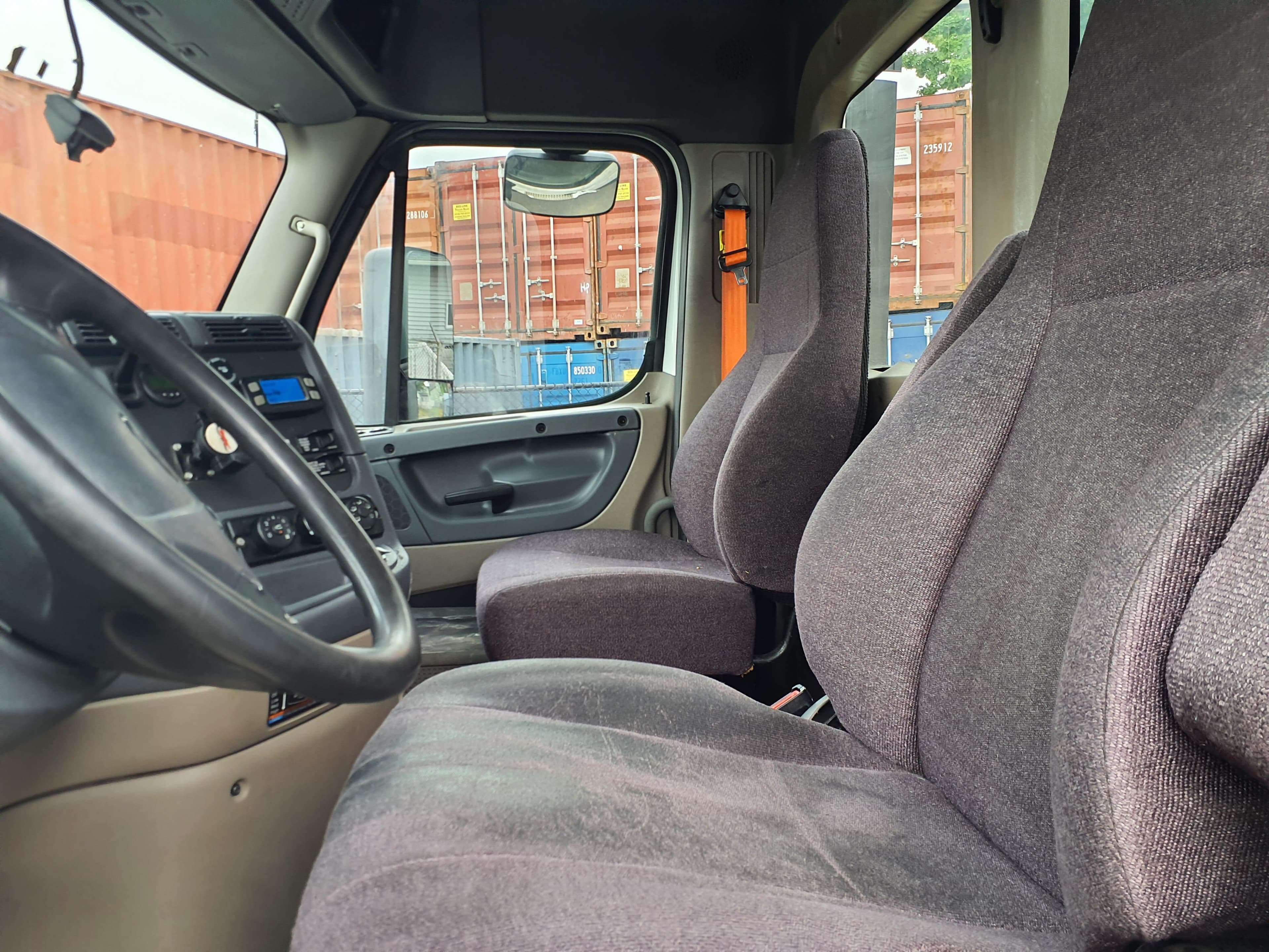 Used 2019 FREIGHTLINER Conventional - Day Cab - CASCADIA 125 image 7