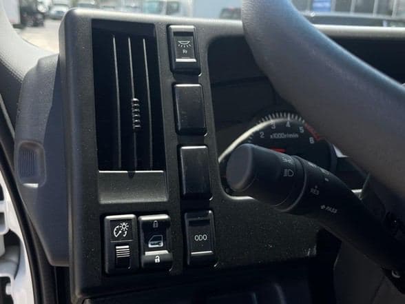 2025 Isuzu NRR image 31