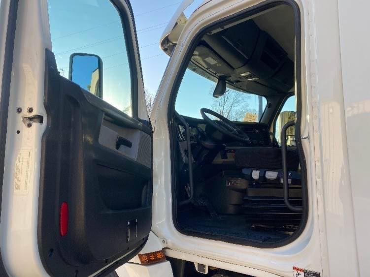 2019 Freightliner Cascadia 126 Day Cab Truck - 435HP, 12 Speed Automatic image 9