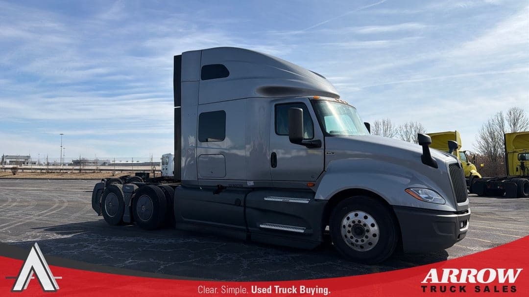 2022 International LT625 image 6