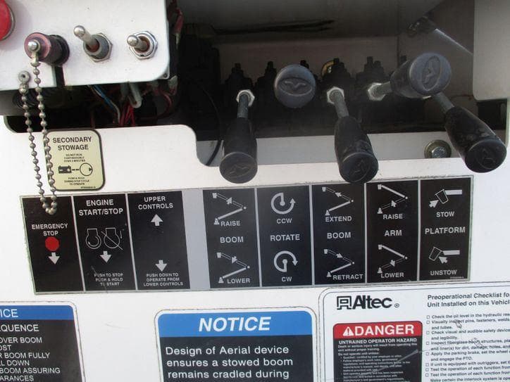 2017 Ford F550 BUCKET TRUCK 4X4 image 40