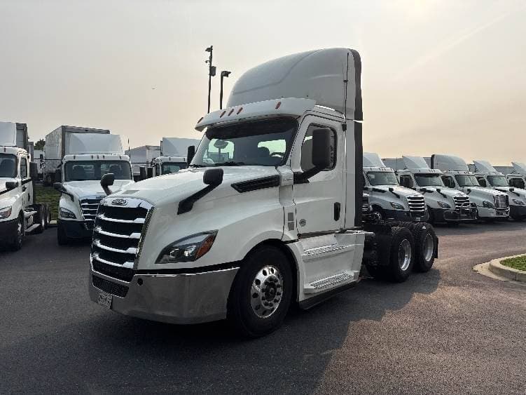 2019 Freightliner Cascadia 126 Day Cab Truck - 435HP, 12 Speed Automatic image 3