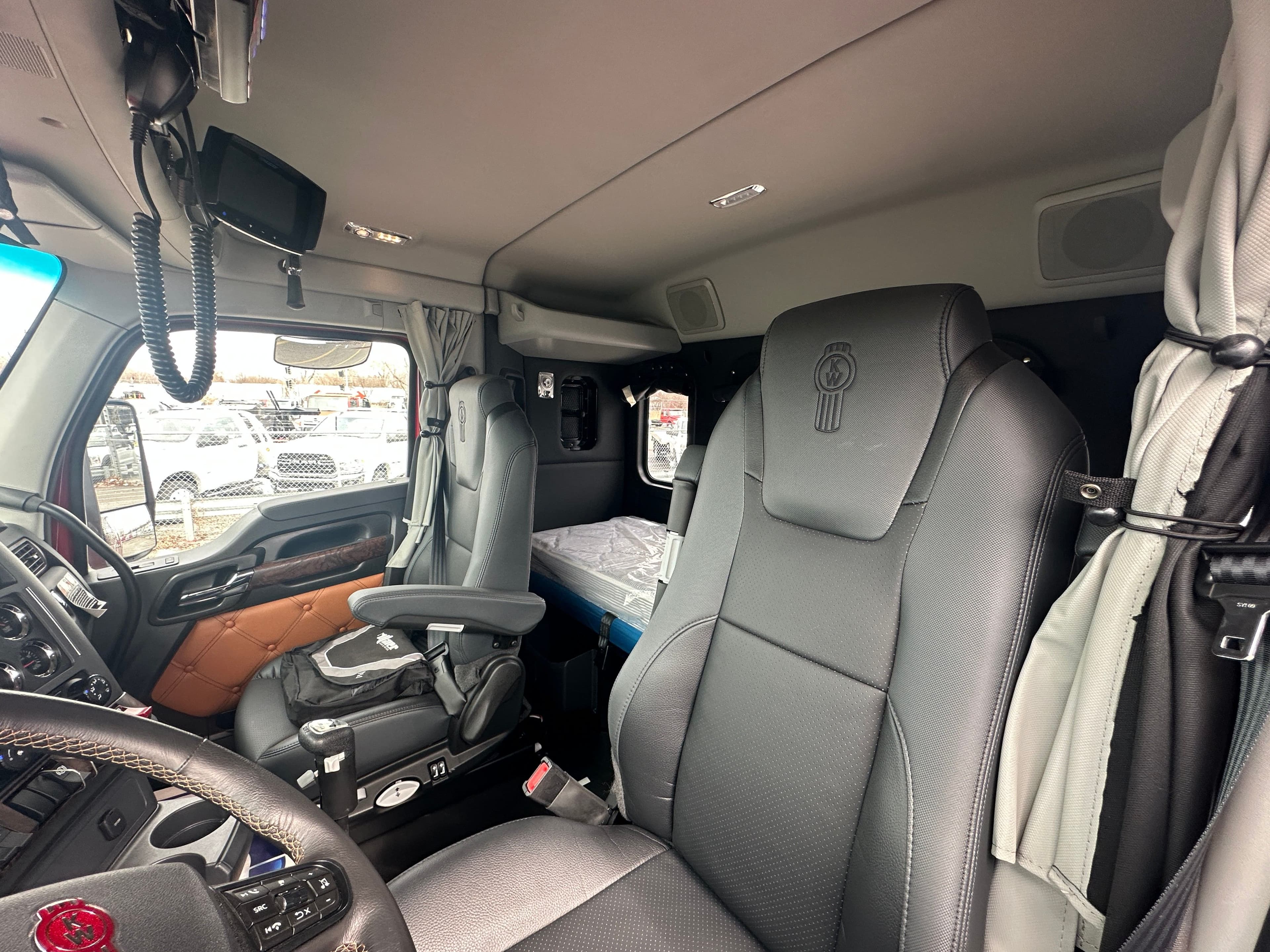 2025 Kenworth T880 with a Century 5130 image 12