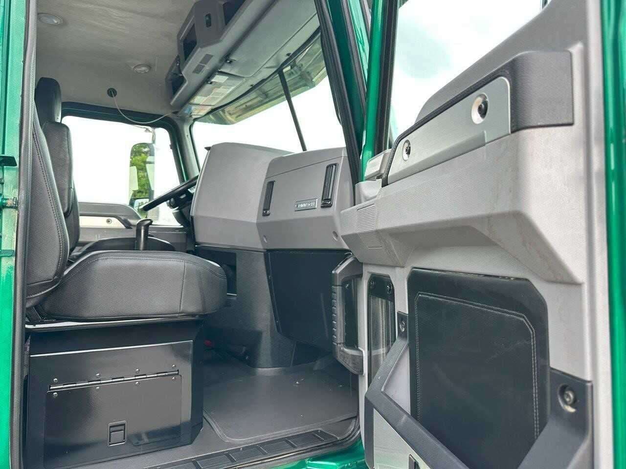 2021 Mack Pinnacle image 9