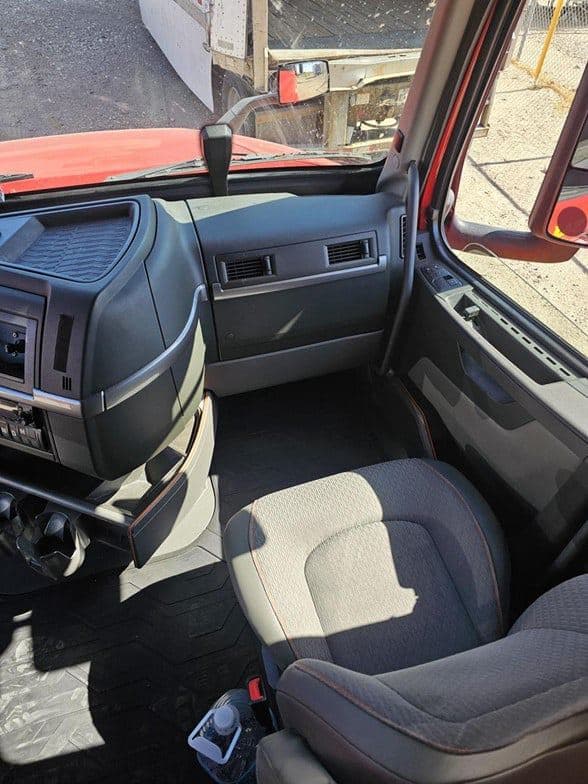 2023 Volvo VNL64T760 image 8