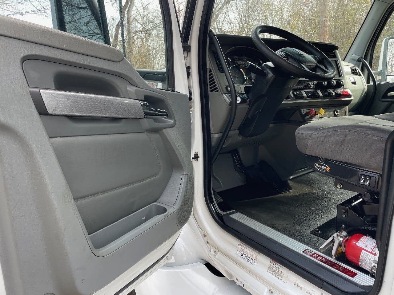 2019 Kenworth T680 image 13