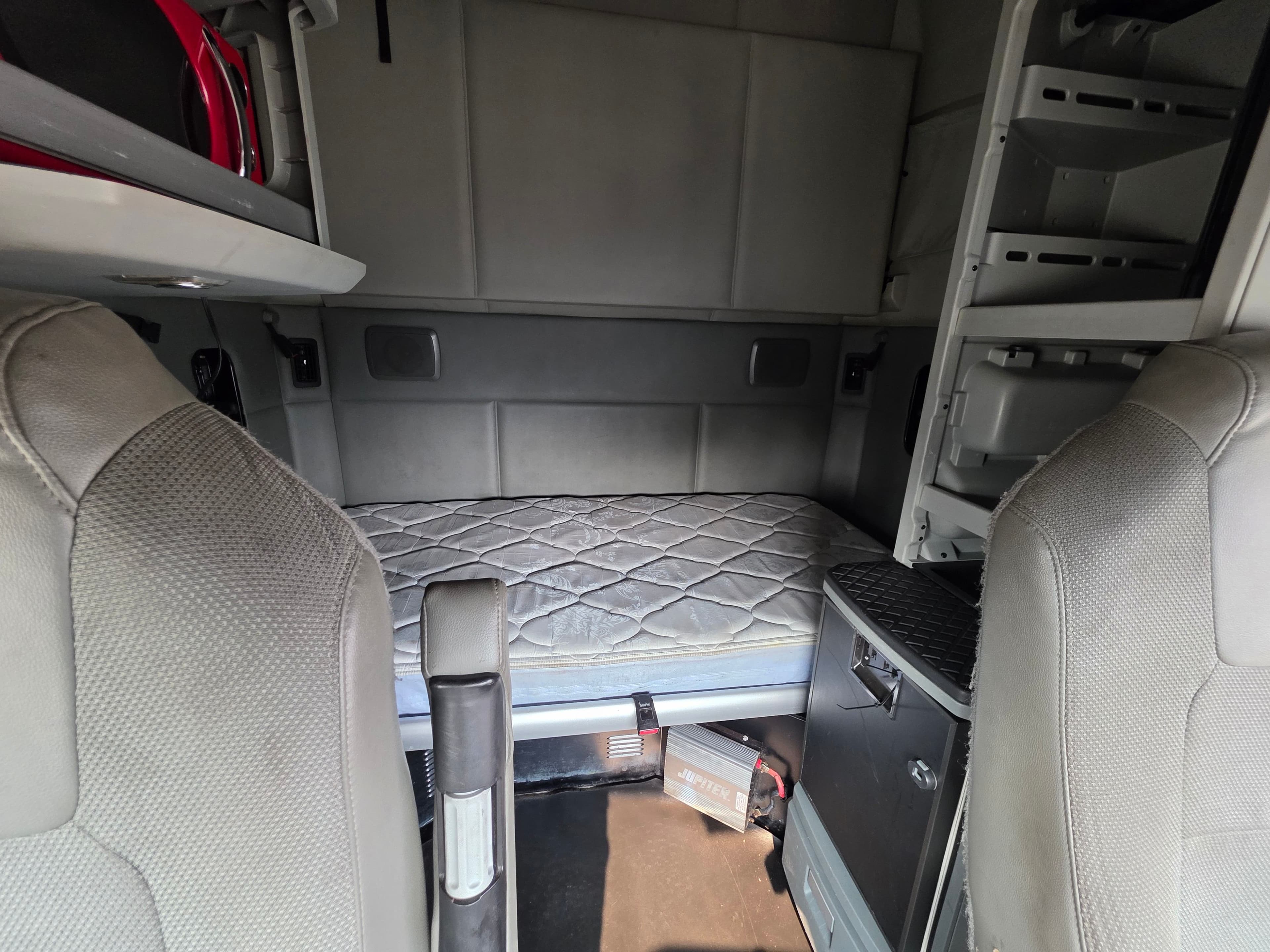 2018 Kenworth T680 image 13