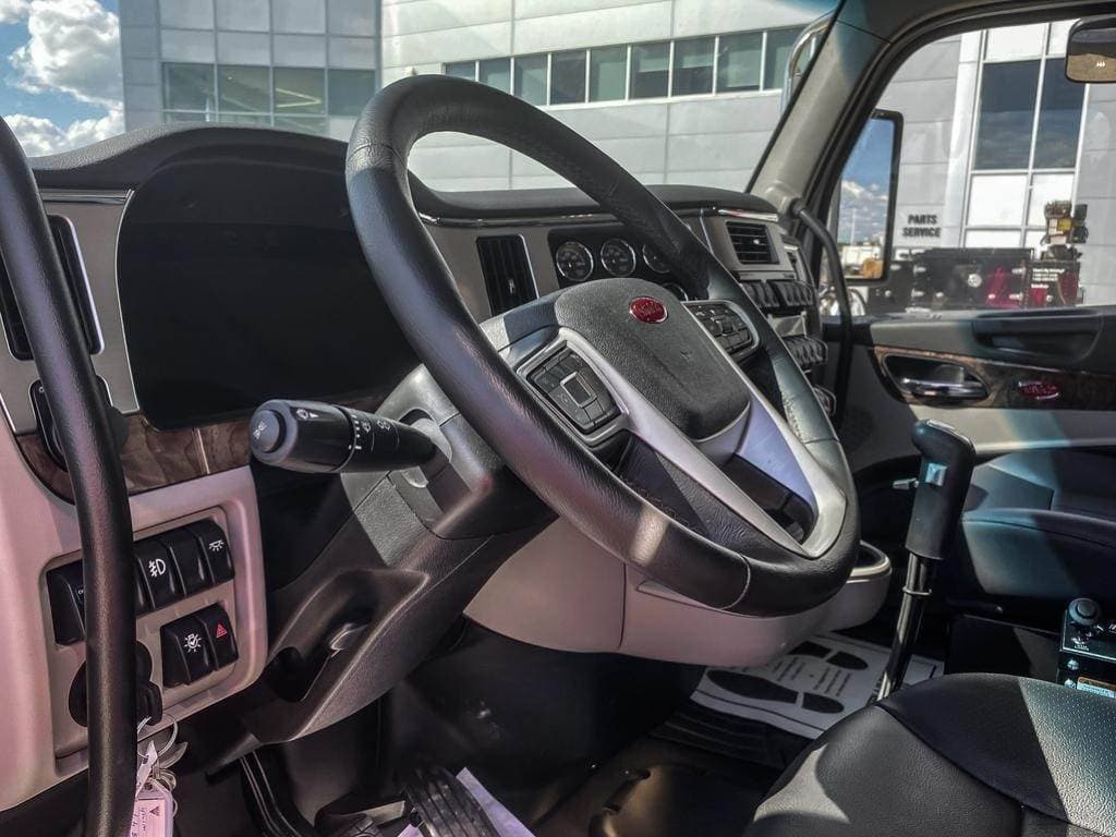 2025 Peterbilt 589 image 6