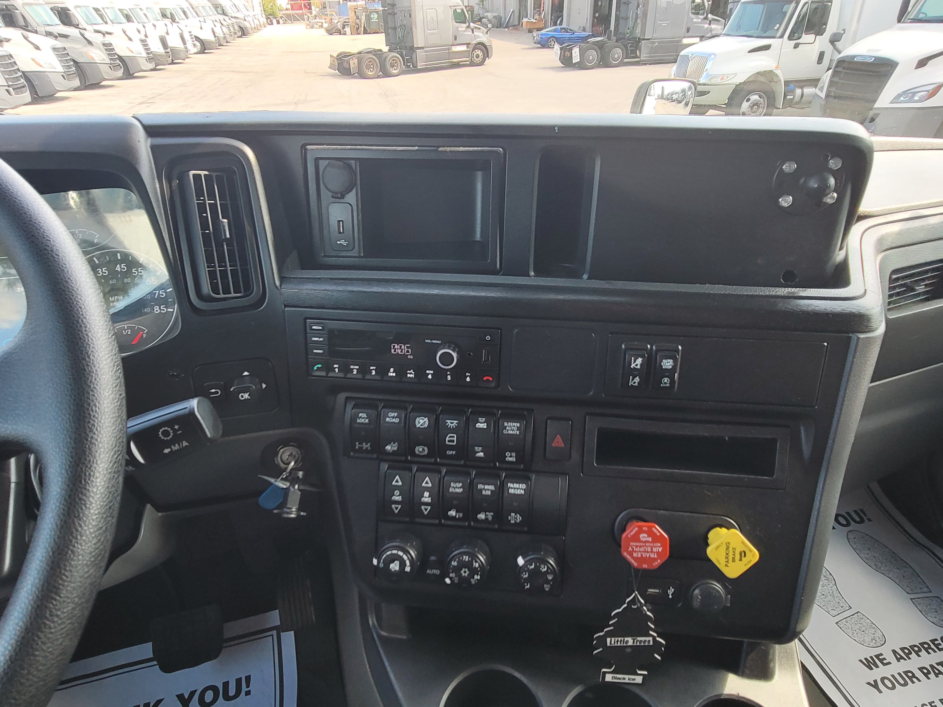 2022 International LT625 image 11