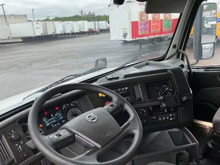 2021 Volvo VNL64760 image 4