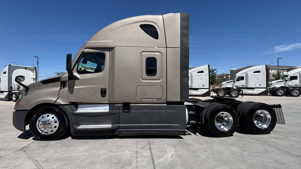 Used 2024 FREIGHTLINER PT126064ST image 14