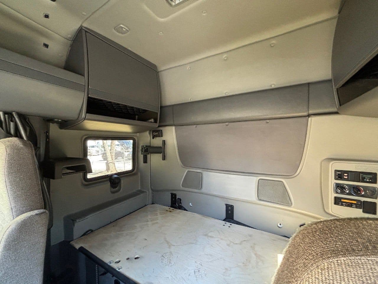 2018 International LT625 image 24