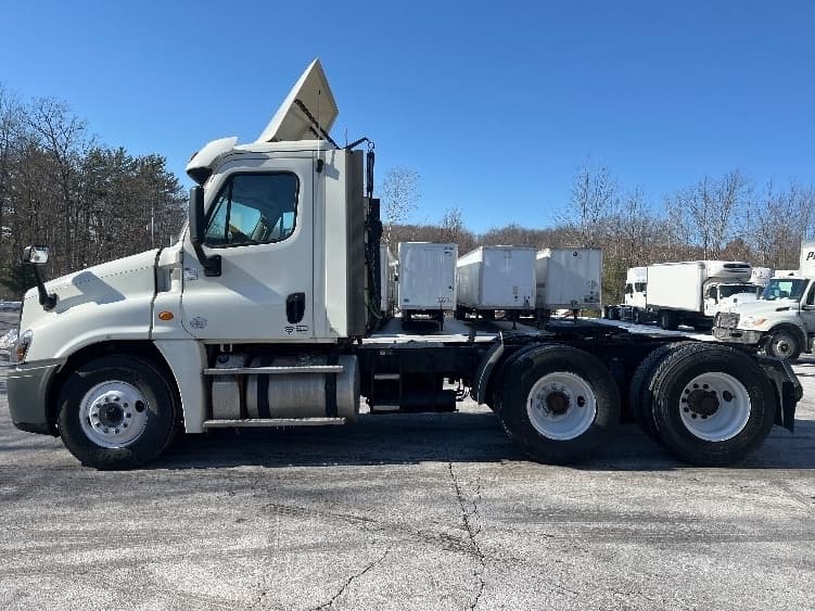 Used 2018 Freightliner Conventional - Day Cab, Tractor - CASCADIA 125 image 4