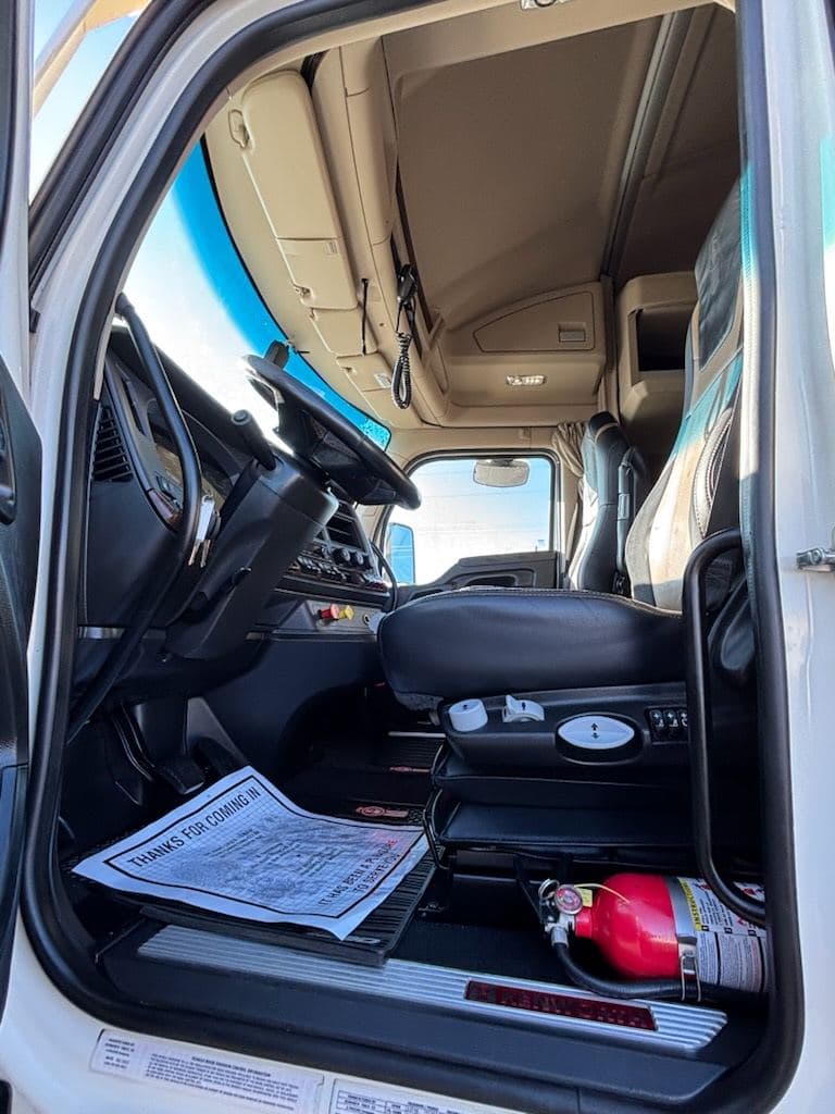 2023 Kenworth T680 image 11