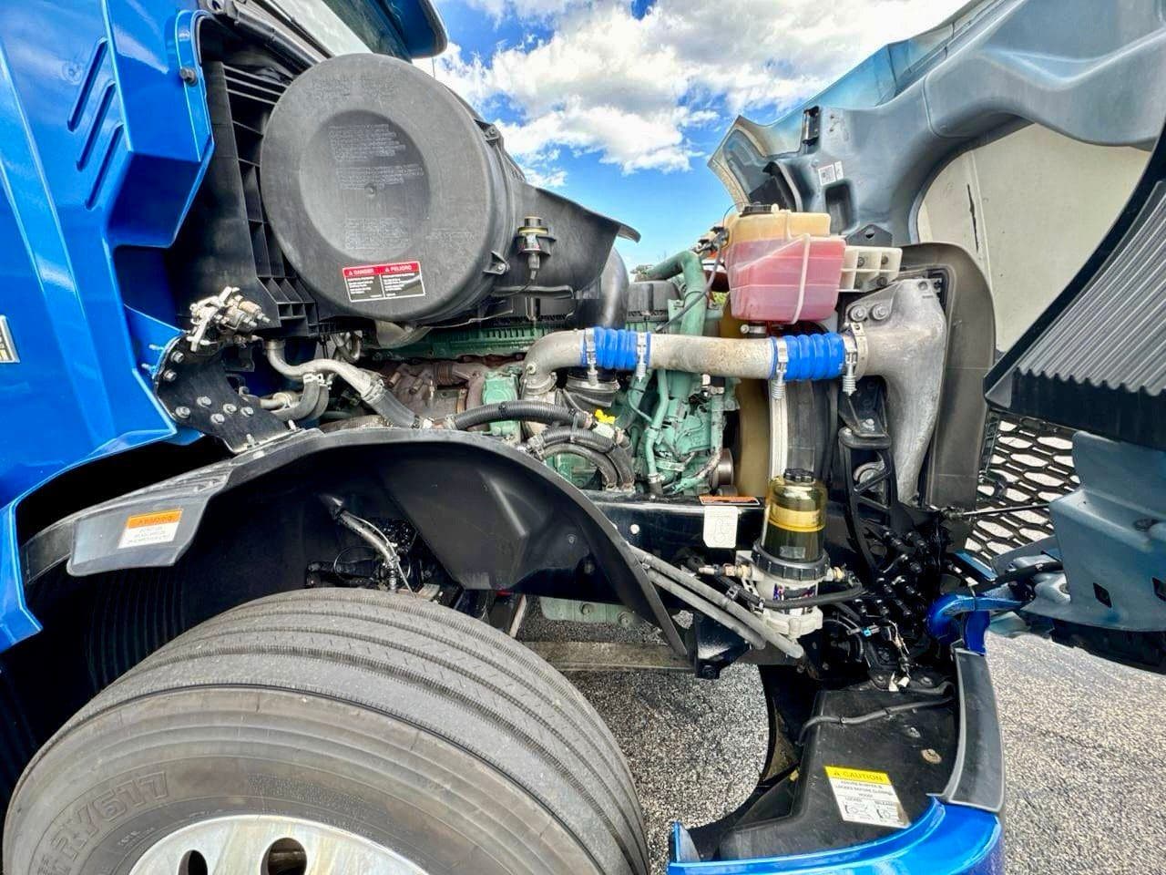 2022 Volvo VNL64T860 image 8