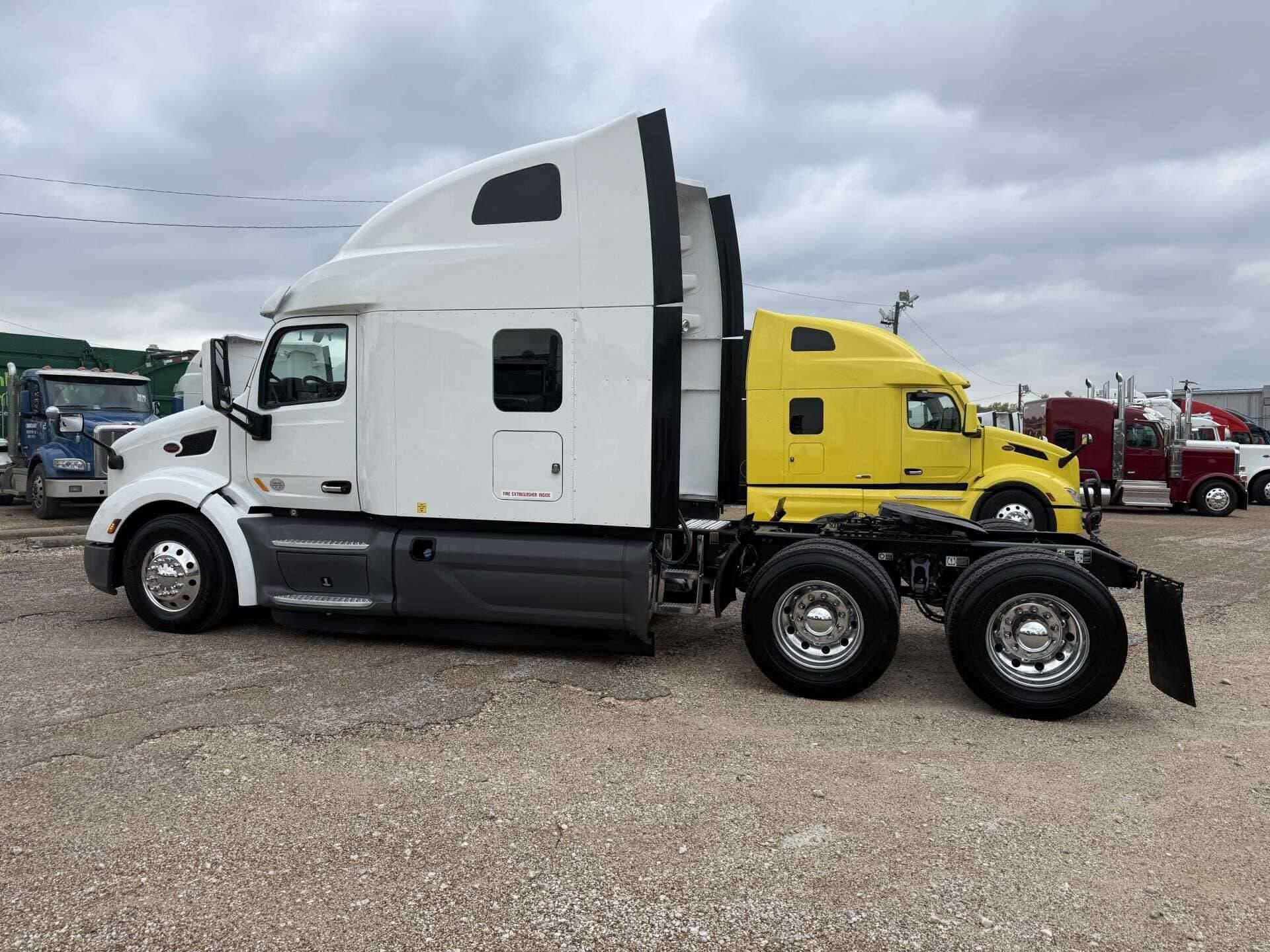 2021 Peterbilt 579 image 3