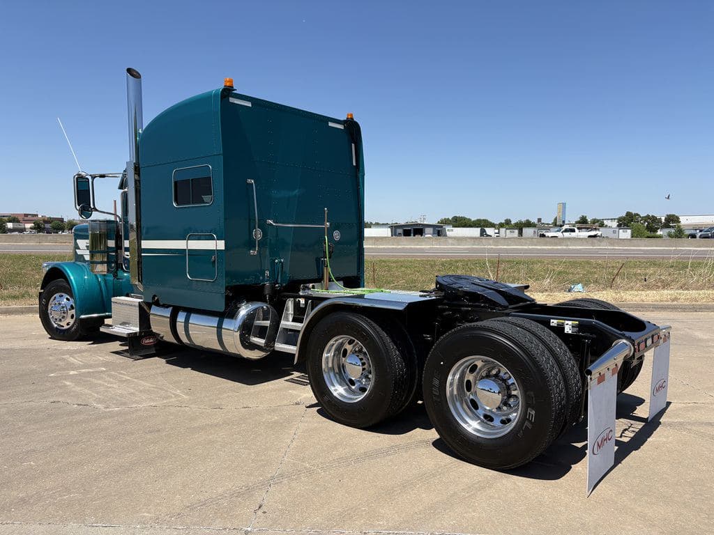 Used 2024 PETERBILT 389 image 21