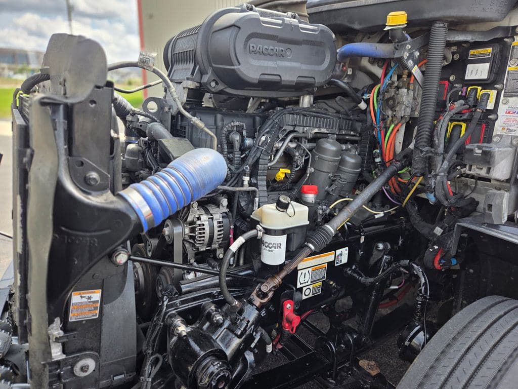 Used 2023 PETERBILT 579 image 3