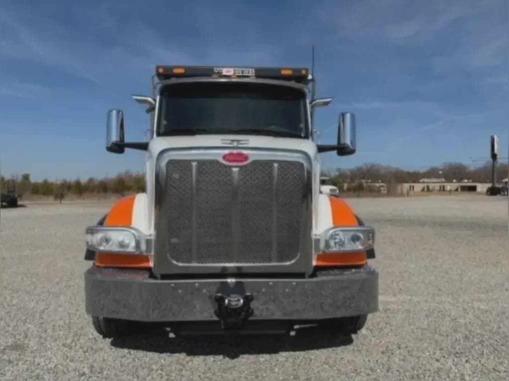 2023 Peterbilt 567 image 5