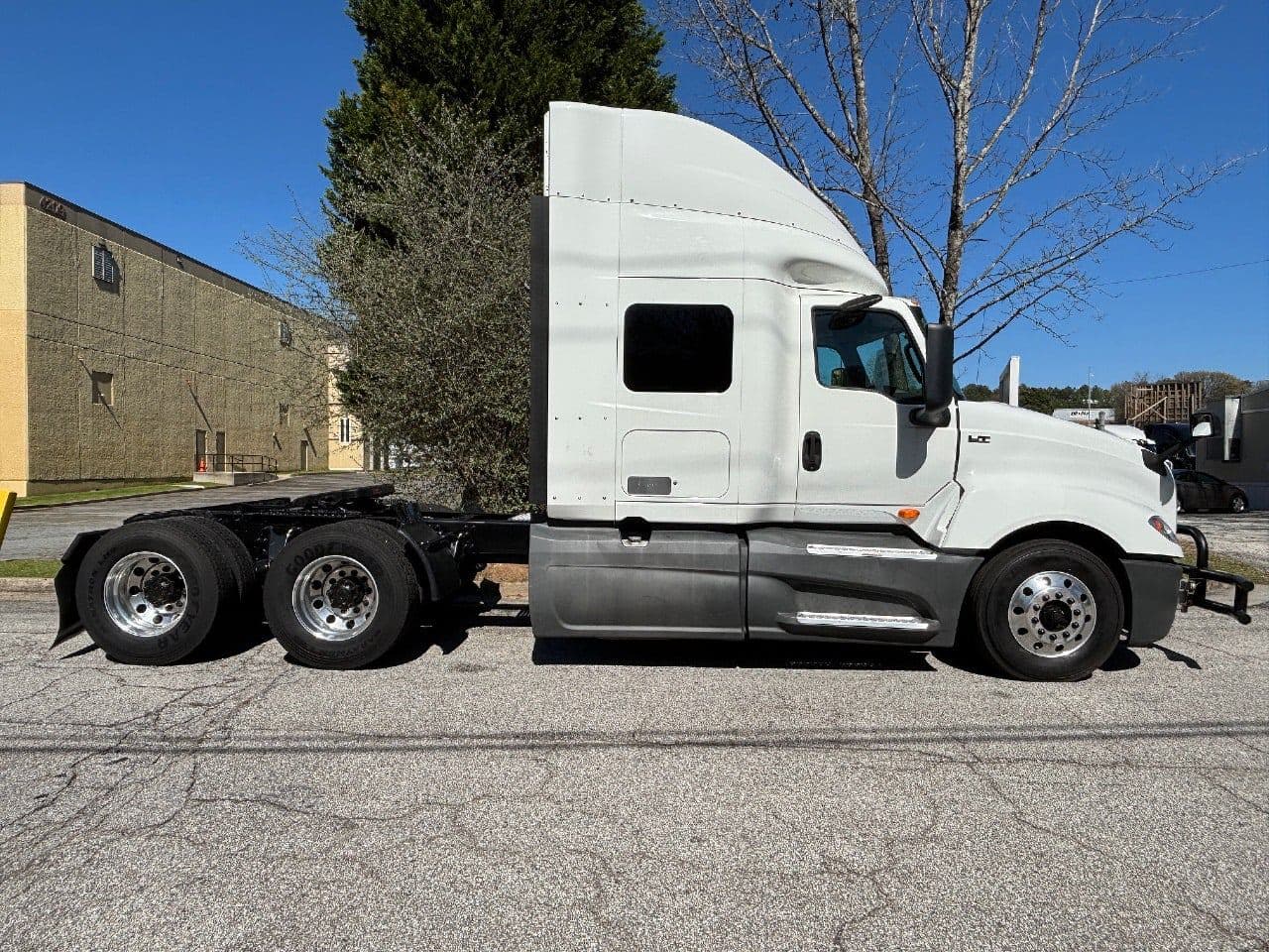 2018 International LT625 image 5