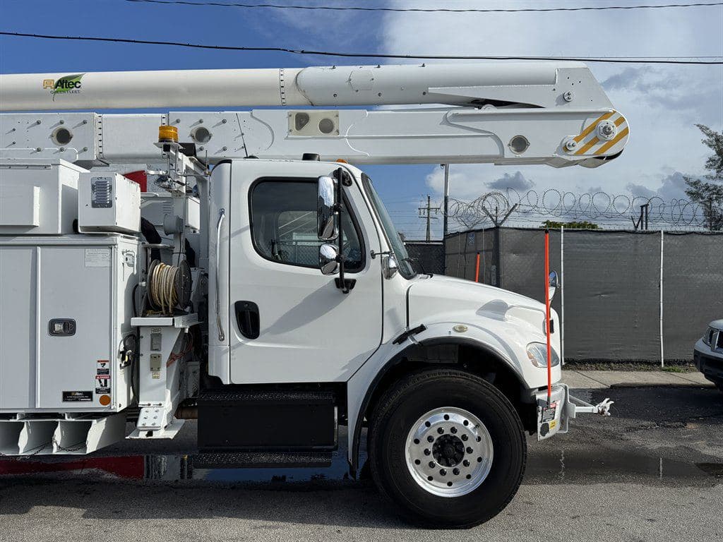 2018 Freightliner M2-106 image 19